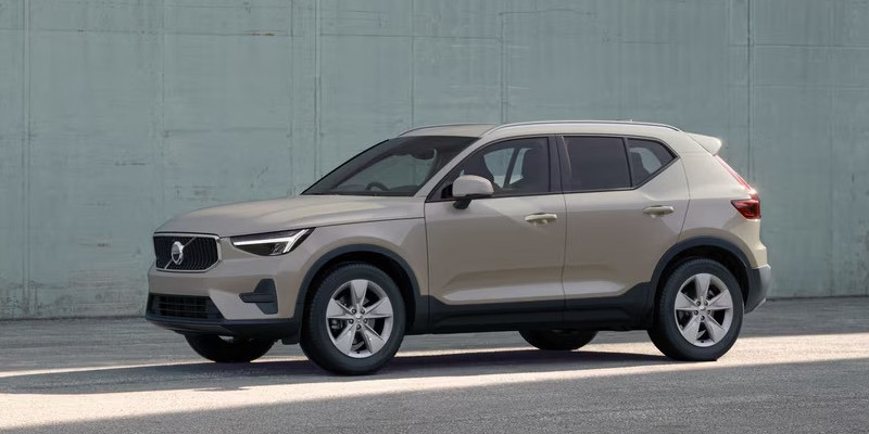 A beige Volvo XC40 mild hybrid